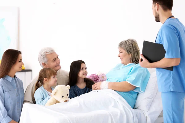 Familjen besöker mormor på sjukhus — Stockfoto