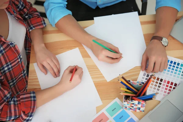 Jóvenes diseñadores en el lugar de trabajo — Foto de Stock