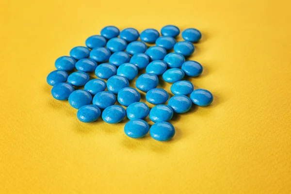 Smakelijke blauwe snoepjes — Stockfoto