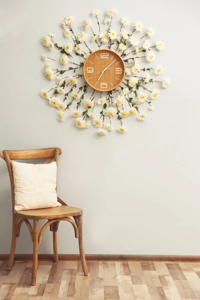 花で飾られた時計 — ストック写真