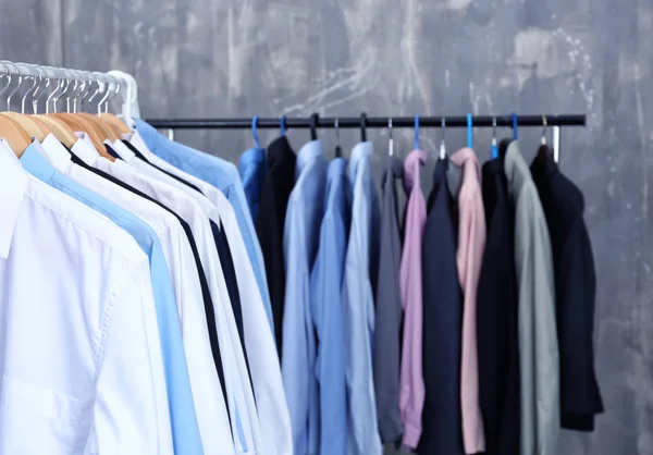 Rack av rena kläder — Stockfoto