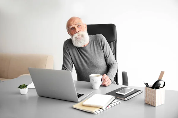 Homem sênior usando laptop — Fotografia de Stock