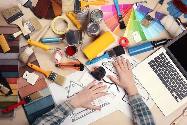 Mãos de decorador em desenhos de projeto — Fotografia de Stock