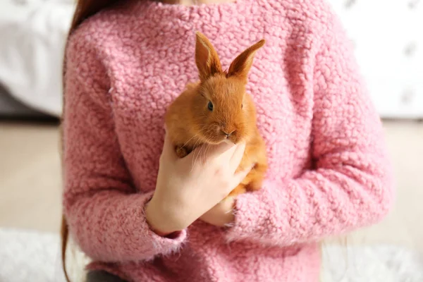 Niña sosteniendo conejo pequeño — Foto de Stock