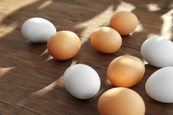 Ahşap masada çiğ yumurta. — Stok fotoğraf