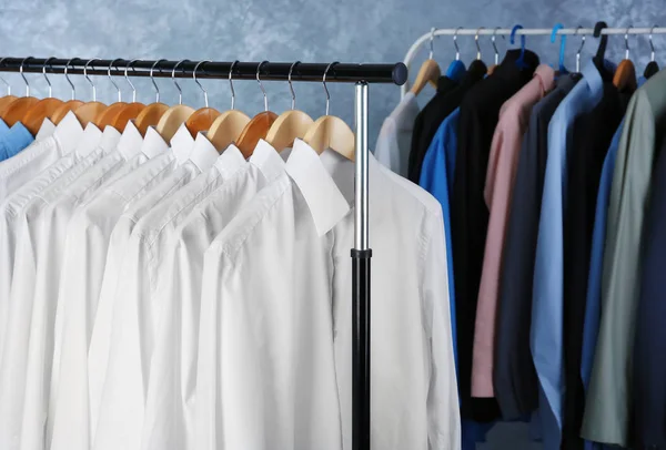 Rack di vestiti puliti — Foto Stock