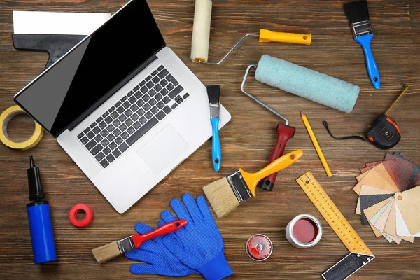 Laptop e ferramentas de pintura — Fotografia de Stock