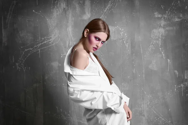 Ung modell med kreativ makeup — Stockfoto