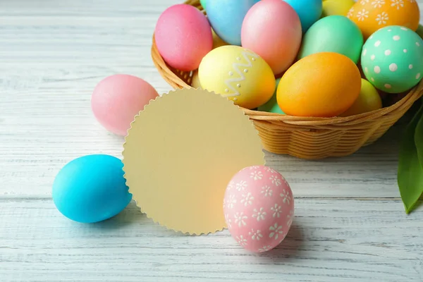 Oeufs de Pâques sur fond en bois — Photo