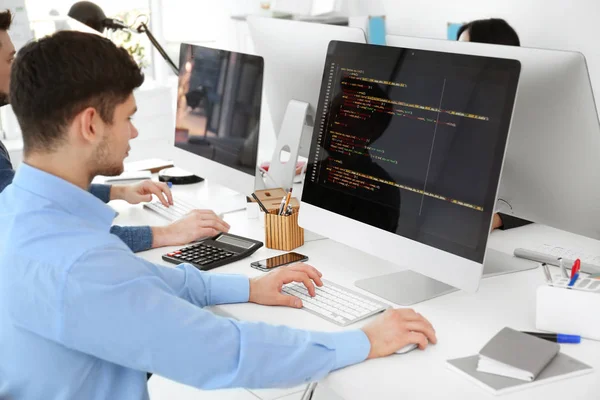 Bello giovane programmatore che lavora in ufficio — Foto Stock