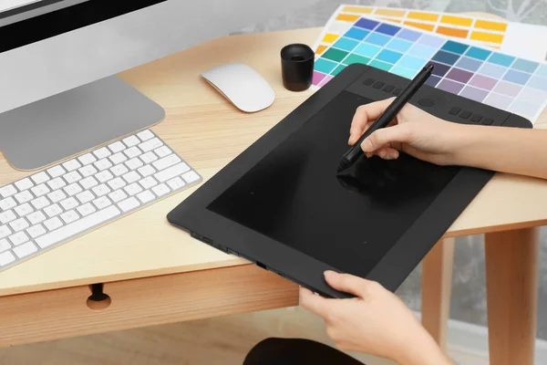 Designer zeichnen auf Grafik-Tablet — Stockfoto