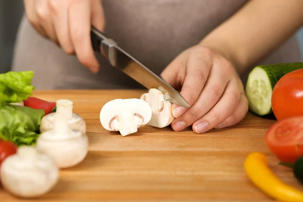 Tangan wanita memotong jamur di dapur. — Stok Foto