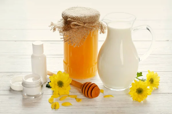 Miód, mleko i kosmetyki — Zdjęcie stockowe