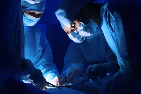 Хірурги, що працюють пацієнти в клініці — стокове фото