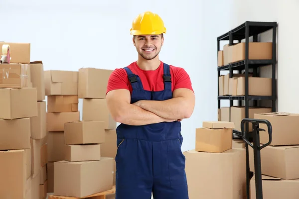 Schöner Arbeiter im Lager — Stockfoto