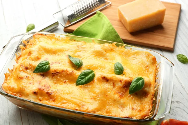 Tradiční lasagne v skleněné zapékací misky — Stock fotografie