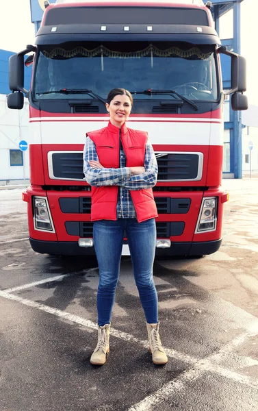 Jonge Vrouwelijke Bestuurder Buurt Van Grote Moderne Vrachtwagen Buitenshuis — Stockfoto