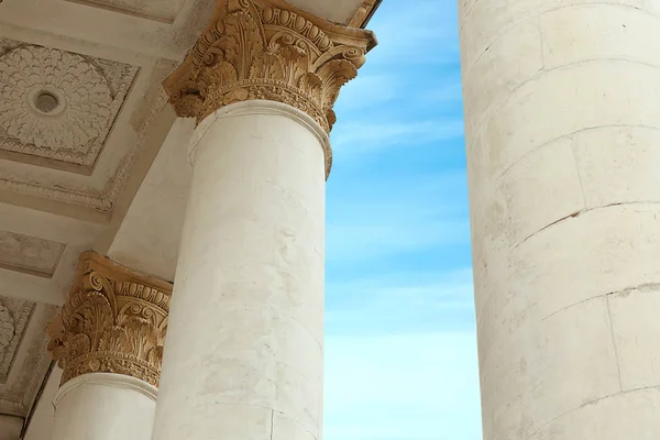 Bâtiment avec colonnes de style néoclassique — Photo