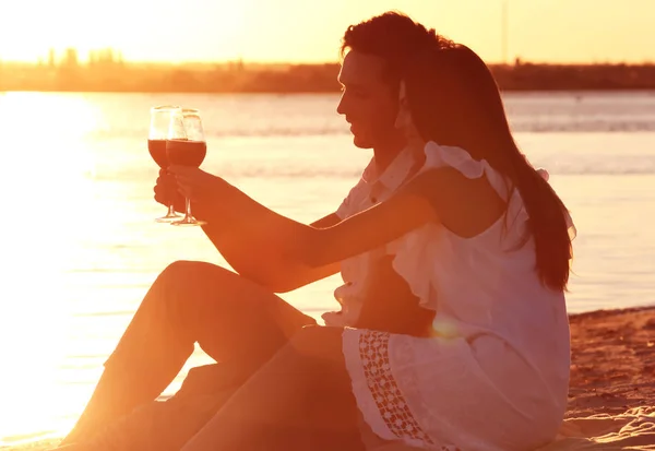 젊은 커플 와인 일몰 해변에서 낭만적인 데이트를 데 — 스톡 사진