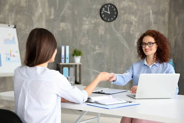 Conceito de entrevista de emprego. Gerente de RH entrevistando mulher — Fotografia de Stock