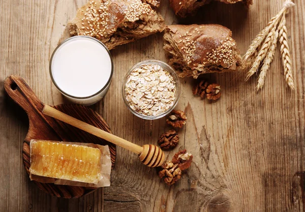 Sammansättningen av honeycomb, havregryn och mjölk — Stockfoto