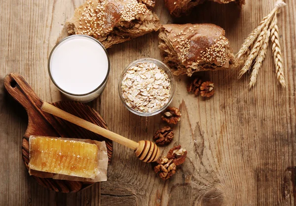 Composition of honeycomb, oatmeal and milk — Stock Photo, Image