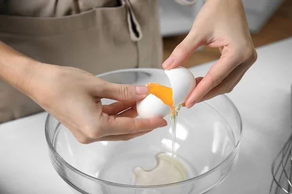 Woman cracking eggs — Stock Photo, Image