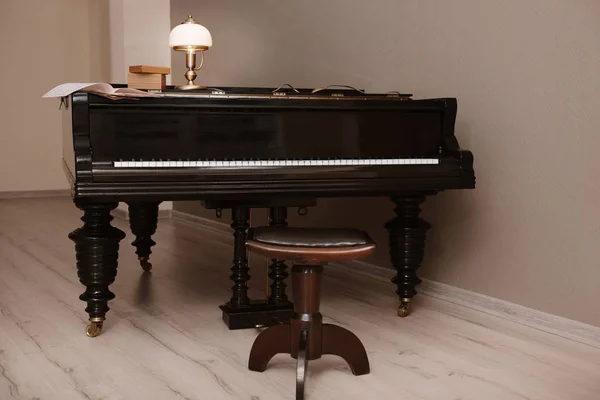 Zongora üres classic szobában — Stock Fotó