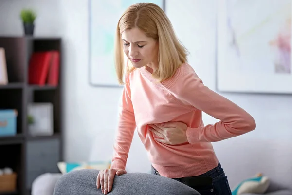 Junge Frau mit Herzschmerzen — Stockfoto