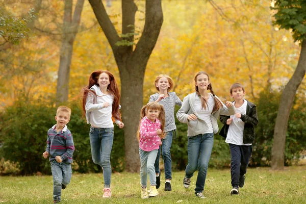 Crianças desportivas correndo no parque — Fotografia de Stock