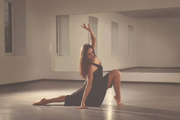 Vrouw dansend in studio — Stockfoto