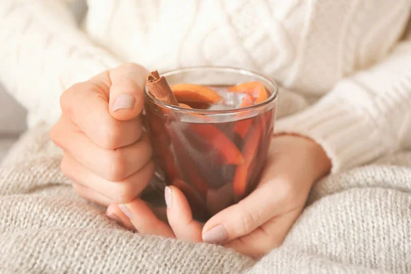 Female hands with mulled wine — Stock Photo, Image