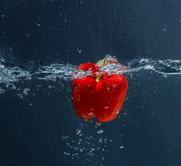 Peperone rosso che cade in acqua — Foto Stock