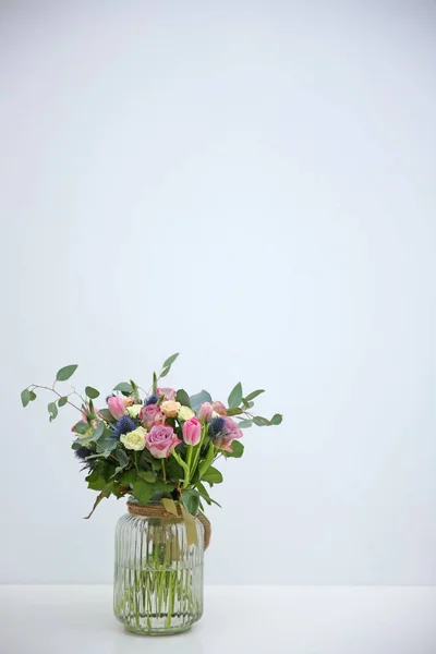아름 다운 꽃다발을 가진 유리 화병 — 스톡 사진
