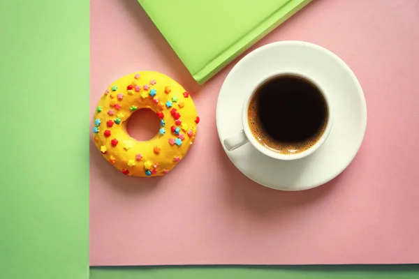 Delicioso donut y taza de café —  Fotos de Stock