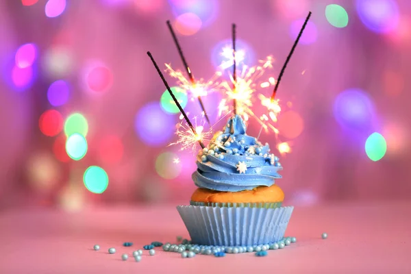 Delicioso cupcake com sparkler — Fotografia de Stock