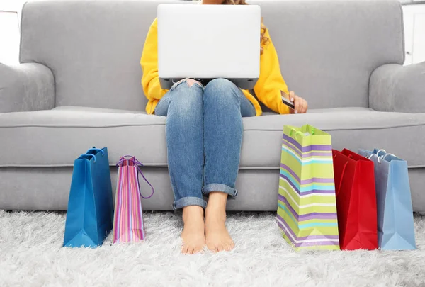Mladá žena nakupování online — Stock fotografie