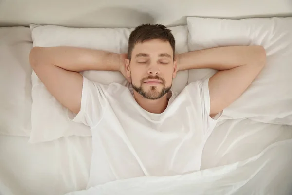 Homem dormindo na cama — Fotografia de Stock