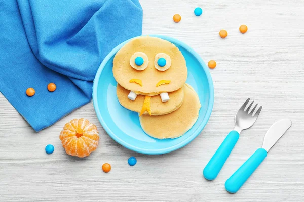 Piring dengan pancake buatan sendiri yang kreatif — Stok Foto