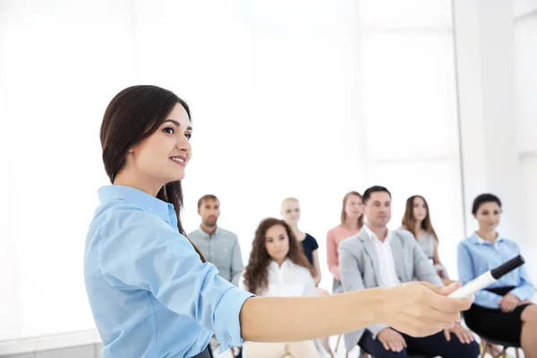 Formateur d'entreprise donnant une présentation à un groupe de personnes — Photo