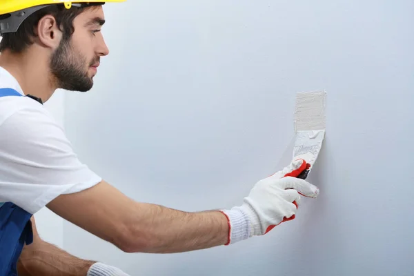 Trabajador masculino haciendo reparación —  Fotos de Stock