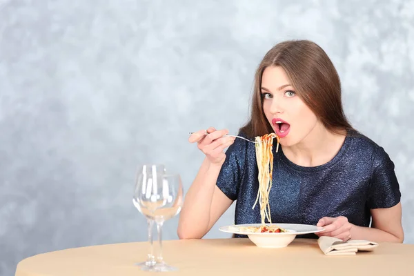 Femme manger des pâtes — Photo