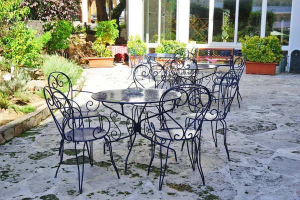 Stoły i krzesła w kawiarni — Zdjęcie stockowe