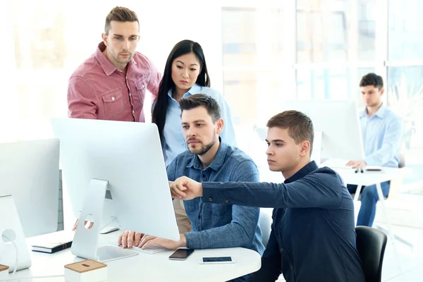 Giovani programmatori che lavorano in ufficio — Foto Stock