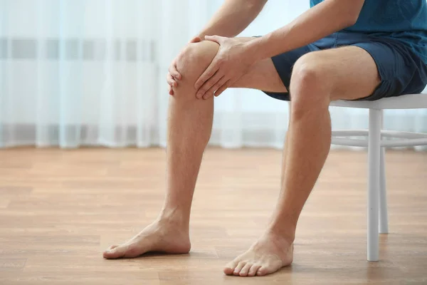 U pacjenta z bólem kolana — Zdjęcie stockowe