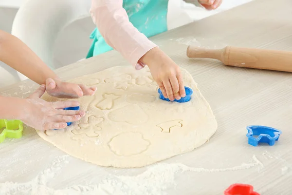 Niños Haciendo Galletas Mesa —  Fotos de Stock