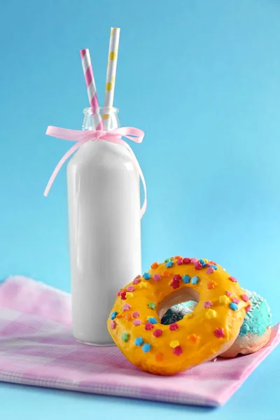 Вкусные пончики и бутылка молока — стоковое фото