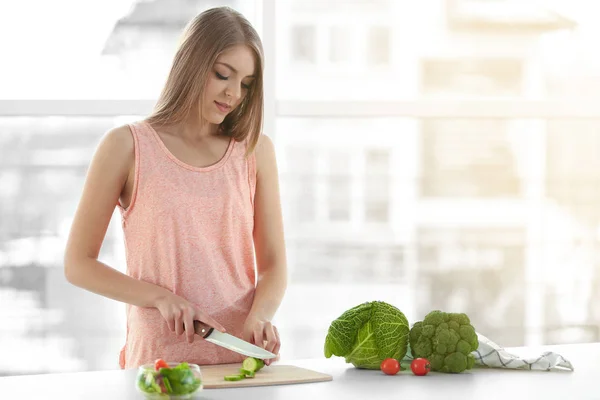 Kadın salatası yapmak — Stok fotoğraf