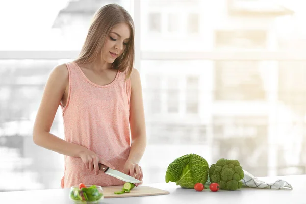 Mujer haciendo ensalada —  Fotos de Stock