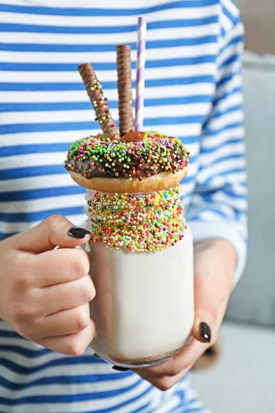 Menina segurando milkshake com donuts — Fotografia de Stock